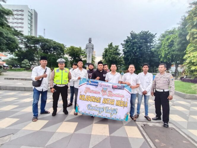 
 Ramadan Penuh Berkah, Tiga Media Online Berbagi 500 Takjil untuk Pengguna Jalan di Surabaya