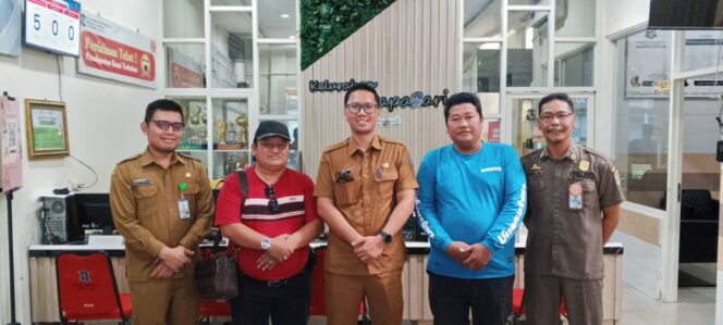 
 Jaga Stabilitas Wilayah, Camat Genteng dan Lurah Kapasari Bersilaturahmi dengan Abah Syamsul Arifin