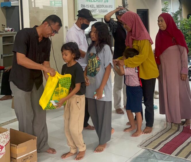 
 Warga RW15 Medokan Ayu Surabaya Gelar Santunan Anak Yatim dan Buka Puasa Bersama dalam Semangat Kampung Pancasila