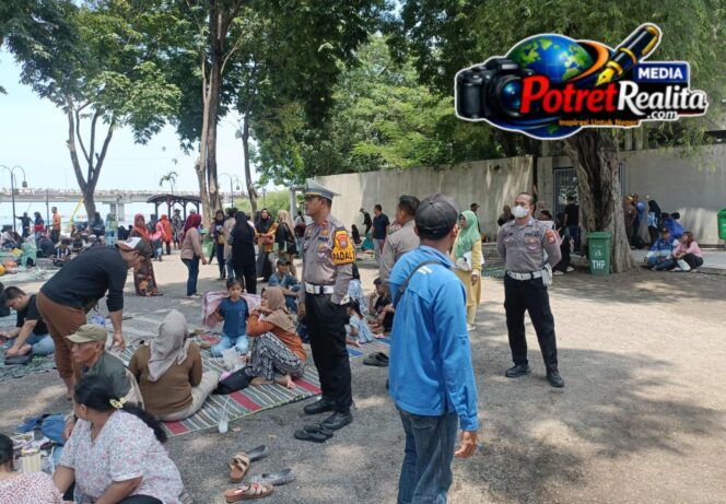 
 Polres Pelabuhan Tanjung Perak Perketat Pengamanan di THP Kenjeran, Ribuan Wisatawan Padati Libur Lebaran