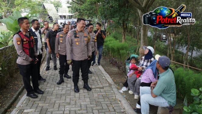 
 Kapolres Mojokerto Kota Patroli Wisata Bukit Kayoe Putih, Pastikan Libur Lebaran Aman