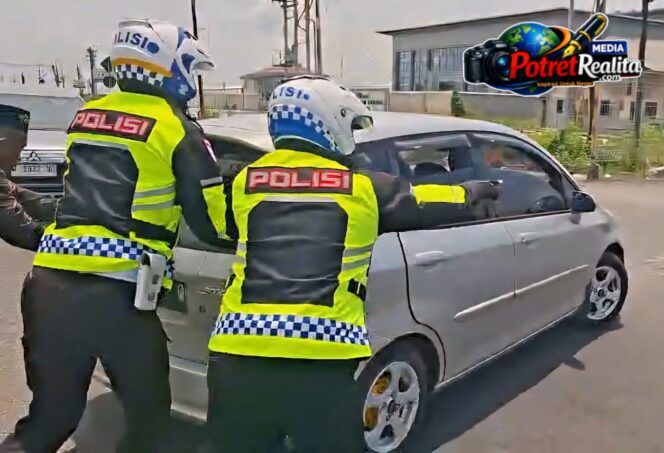 
 Mobil Pemudik Mogok di Jembatan Sembayat, Polantas Gresik Sigap Evakuasi dan Urai Kemacetan