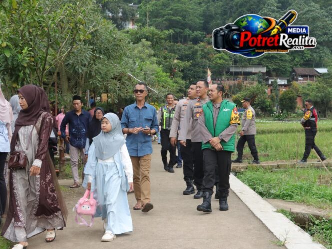 
 Kapolres Mojokerto Pantau Wisata Trawas, Pastikan Libur Lebaran Aman dan Kondusif