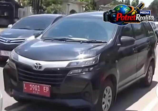 
 Mobil Dinas KPU Surabaya Viral Saat Lebaran, Kisah Haru Subairi Antar Anak Ziarah ke Makam Istri