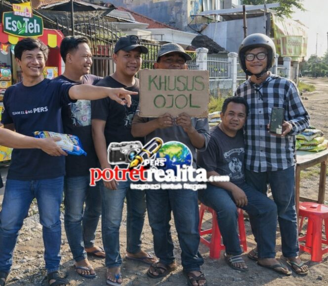 
 Jurnalis Surabaya Turun ke Jalan, Bagikan Beras untuk Ojol dan Tukang Becak di Tanjung Sadari