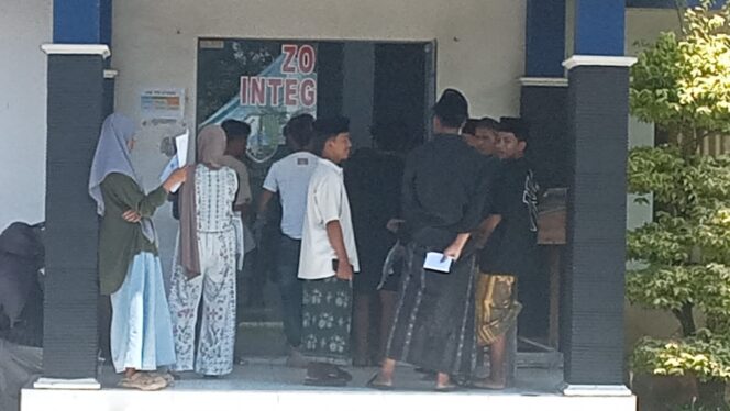 
 Viral Pegawai Disdukcapil Sampang Tertidur Saat Jam Kerja, Sorotan Tajam Arahkan ke Kepemimpinan Plt Kadis