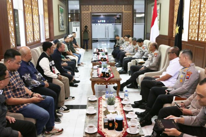 
 Polda Jatim Satukan Persebaya dan Arema, Perkuat Komitmen Jaga Kondusivitas Jelang Laga di Kanjuruhan