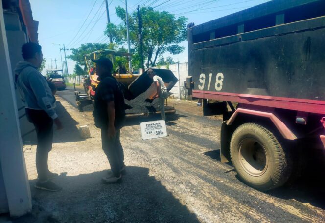 
 Dari Berlubang Jadi Nyaman, Perbaikan Jalan Gempol Sari Disambut Antusias Warga