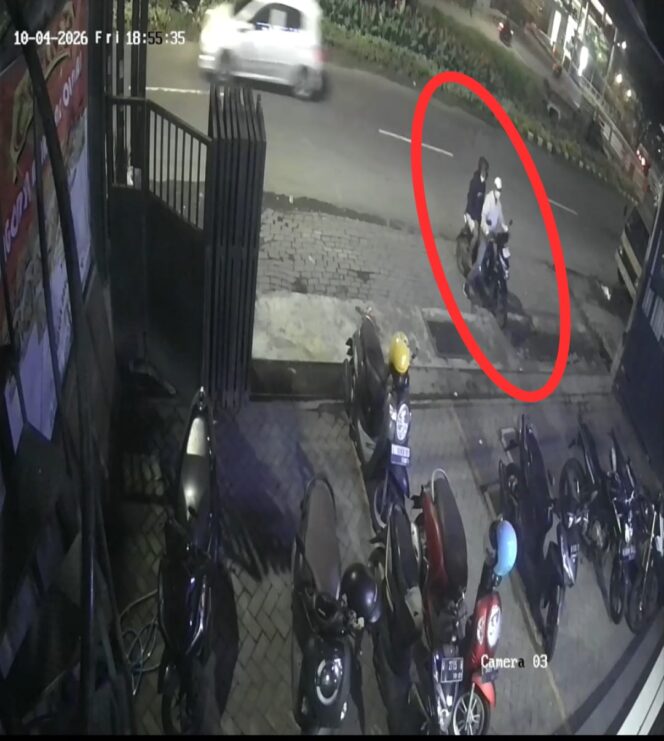 
 Motor Honda Vario Raib di Parkiran Rungkut, Aksi Terekam CCTV—Polisi Buru Pelaku