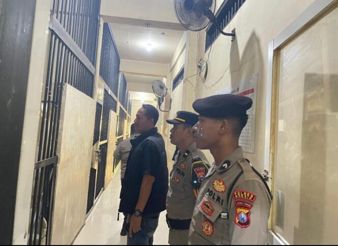 
 Kasat Narkoba Polres Gresik Sidak Tahanan Saat Apel Malam, Tegaskan Pengawasan Bukan Sekadar Seremoni