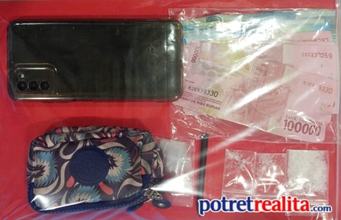 
 Pengedar Sabu Dibekuk di Jalan Hangtuah, Polisi Sita 4 Gram dan Uang Hasil Penjualan