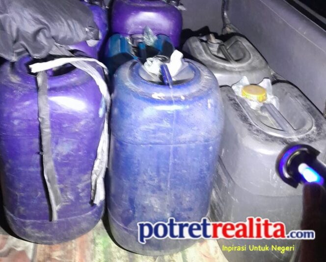 
 Polres Jember Ungkap Penimbunan BBM Subsidi, Pelaku Modifikasi Mobil Carry Angkut 240 Liter Pertalite