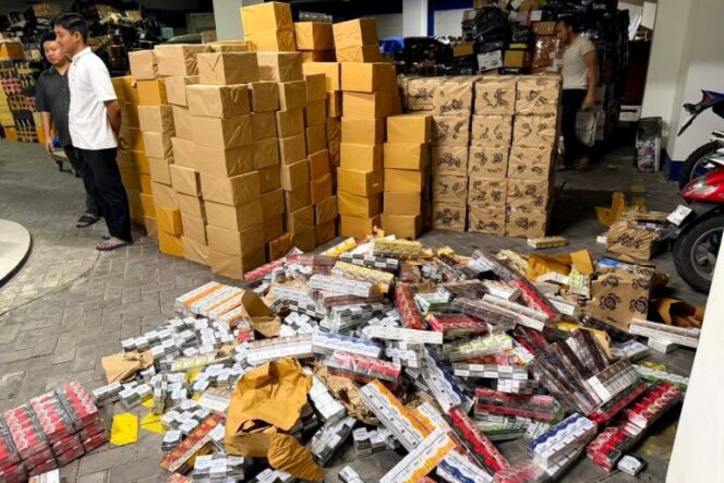 
 Truk Box Kecelakaan di Sampang Angkut 936 Ribu Batang Rokok Ilegal, Barang Bukti Dilimpahkan ke Bea Cukai Madura