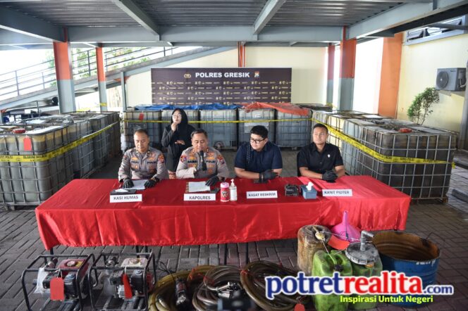 
 Gudang Solar Subsidi Ilegal Digerebek, Polres Gresik Sita 17.000 Liter dan Tangkap ZA