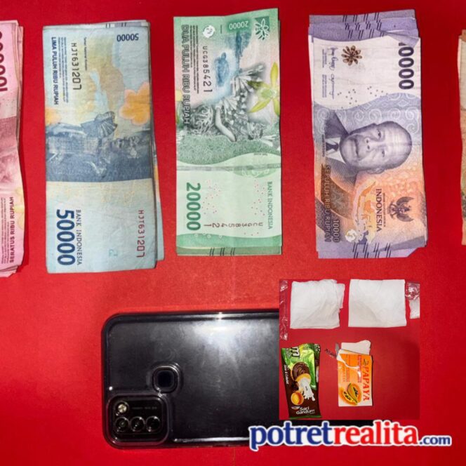 
 Digerebek di Rumah Persembunyian, Pengedar Sabu di Mojokerto Tumbang dengan Barang Bukti 17 Gram