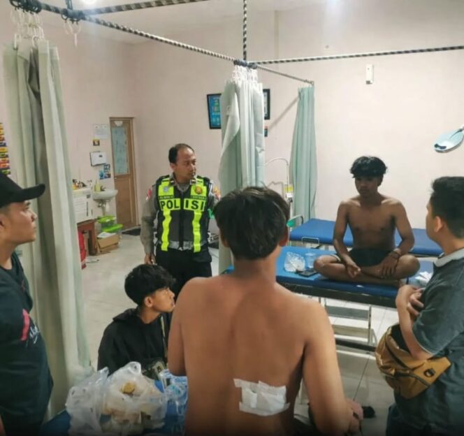 
 Teror Jalanan di Driyorejo: Tiga Korban Dikeroyok, Motor Dirusak Rombongan Silat