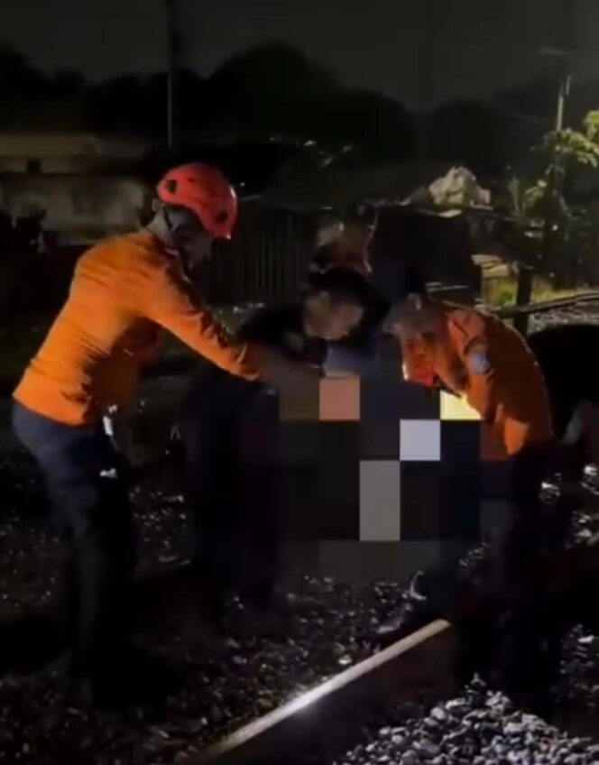 
 Tragis! Seorang Pejalan Kaki Tewas Tersambar Kereta Api di Jagir Surabaya