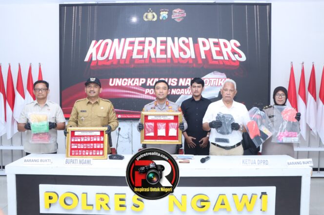
 Polres Ngawi Ungkap Peredaran Sabu 223 Gram, Dua Pengedar Diamankan Berkat Laporan Warga