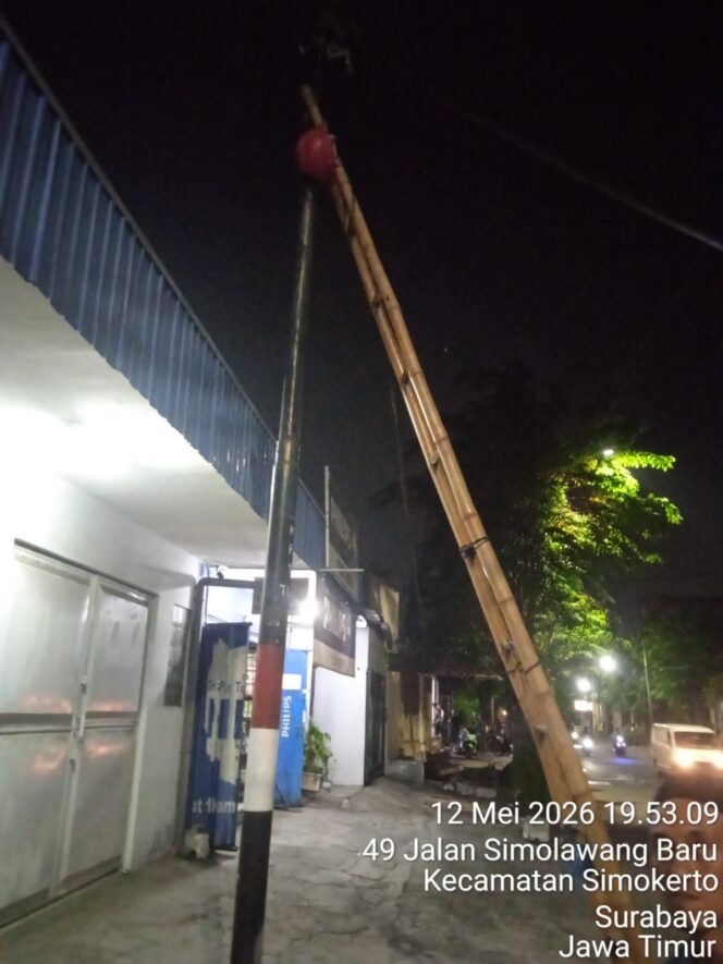 
 Kabel Utilitas Wifi Moratel Diduga Tak Berizin di Simolawang Baru, Pelaksana Pilih Bungkam Saat di konfirmasi