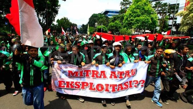 
 Massa Ojol Turun Jalan di Surabaya, Desak Pemerintah Terbitkan UU Transportasi Online