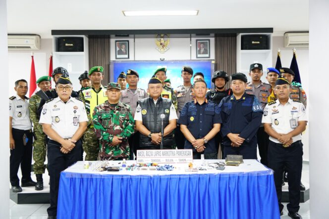 
 Sinergi TNI-Polri dan Pemasyarakatan, Lapas Narkotika Pamekasan Gelar Razia Menyeluruh Blok Hunian