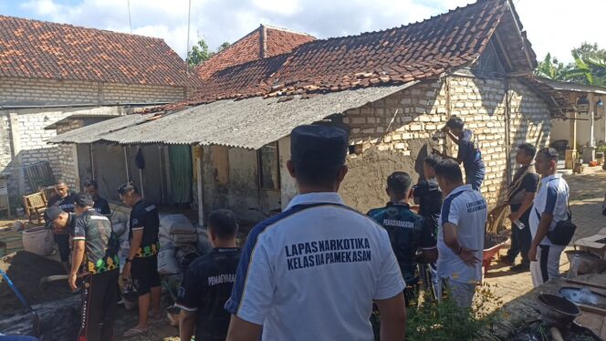 
 Peduli Sesama, Lapas Narkotika Pamekasan Gelar Program Bedah Rumah untuk Warga Nyalabuh Daya