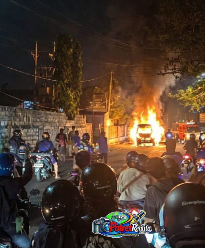 
 Mobil Terbakar di Jalan Lakarsantri Menuju KBD Driyorejo, Polisi Lakukan Penyelidikan