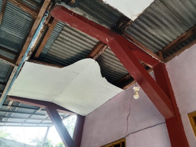 
 Atap Mengelupas dan Bangunan Jebol, Efektivitas Dana BOS SDN Tunjung 4 Dipersoalkan