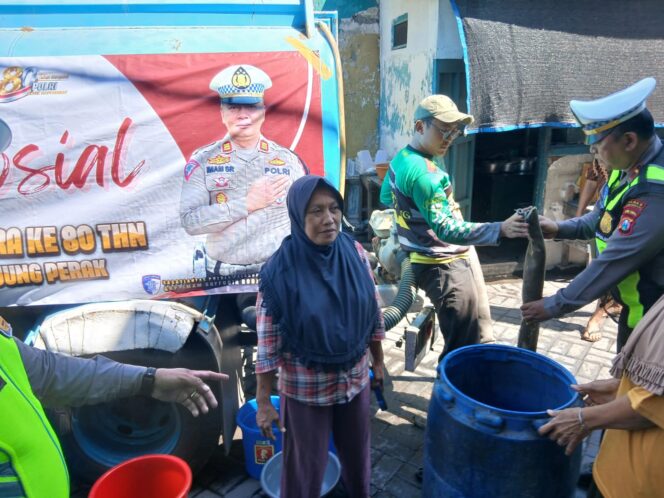 
 Peringati Hari Bhayangkara ke-80, Satlantas Tanjung Perak Gelar Bakti Sosial Air Bersih