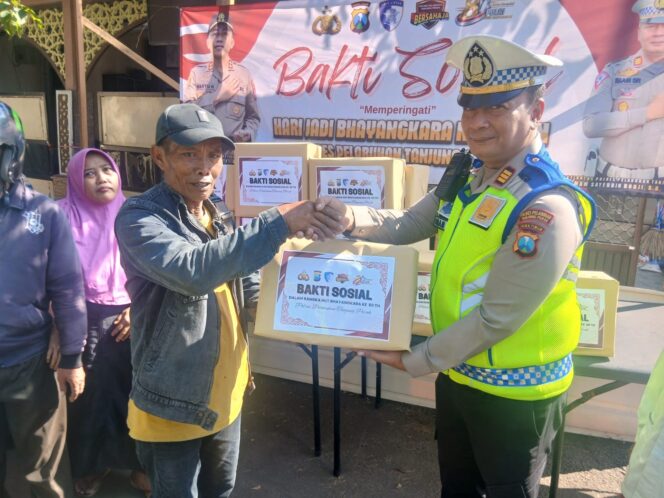 
 Hari Bhayangkara ke-80, Satlantas Tanjung Perak Perkuat Kebersamaan Melalui Aksi Sosial dan Religi
