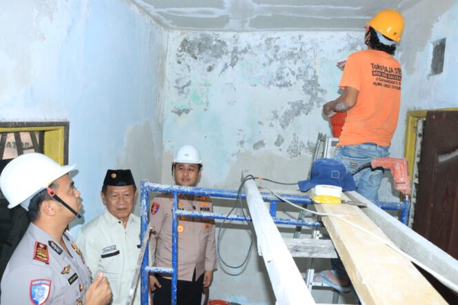 
 Sambut Hari Bhayangkara ke-80, Polres Gresik Bedah Rumah Purnawirawan Polri di Driyorejo