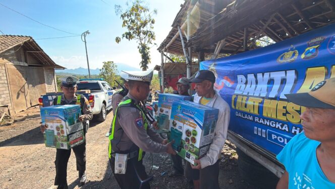 
 Polri Hadir untuk Petani, Polres Situbondo Berikan Bantuan Alsintan di Kampung Langai