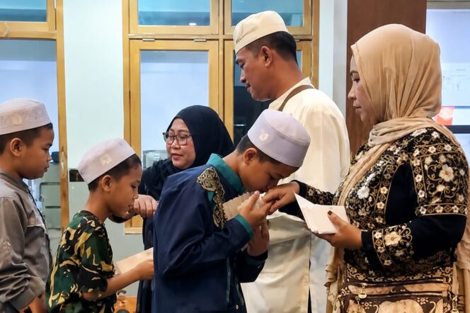 
 Dekapan Hangat di Hari Asyura, Pimpinan Redaksi Sindoraya.com Santuni Anak Yatim