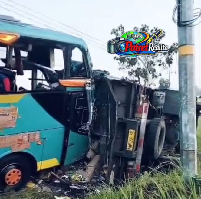 
 Kecelakaan Beruntun Libatkan Lima Kendaraan di Bangkalan, Pasutri Pengendara Motor Tewas