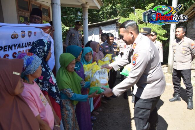 
 Hari Bhayangkara ke-80, Polres Bondowoso Salurkan Beras SPHP Gratis kepada Masyarakat Curahpoh