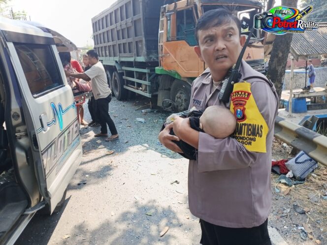 
 Viral! Aipda Sutrisno Selamatkan Balita Korban Kecelakaan Bus Sugeng Rahayu di Nganjuk