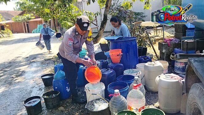 
 Polres Bojonegoro Salurkan 16 Ribu Liter Air Bersih untuk Warga Terdampak Kemarau di Ngambon