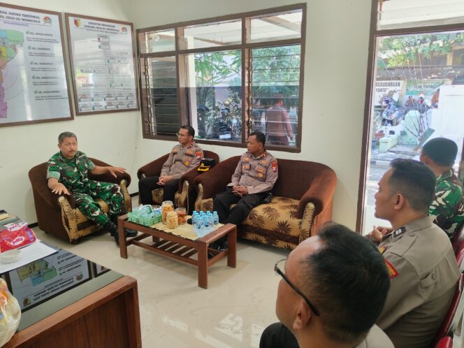 
 Perkuat Sinergitas TNI-Polri, Kapolsek Wonocolo Silaturahmi ke Koramil 0830-20/Wonocolo