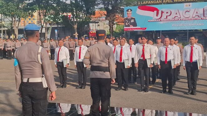 
 Polres Sampang Gelar Upacara Reward dan PTDH, Prestasi Dihargai Pelanggaran Ditindak Tegas