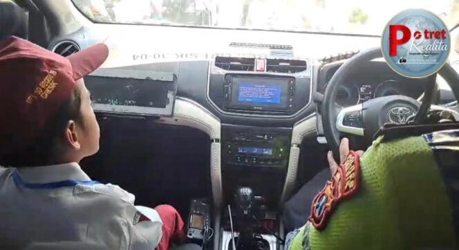 
 Polisi Sigap! Satlantas Polres Gresik Antar Pulang Siswa SD yang Kebingungan Usai Sekolah