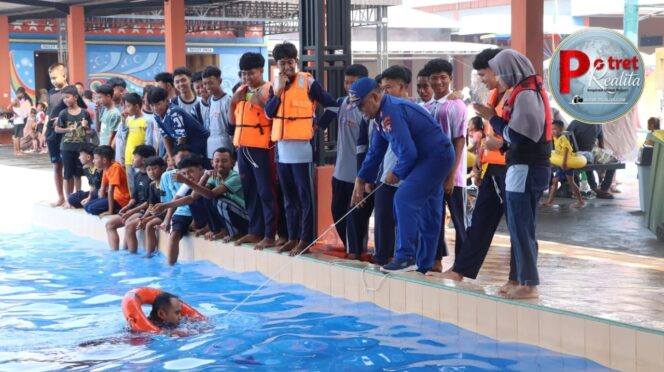 
 Edukasi Keselamatan Air, Satpolairud Polres Lamongan Ajarkan Teknik Rescue kepada Santri