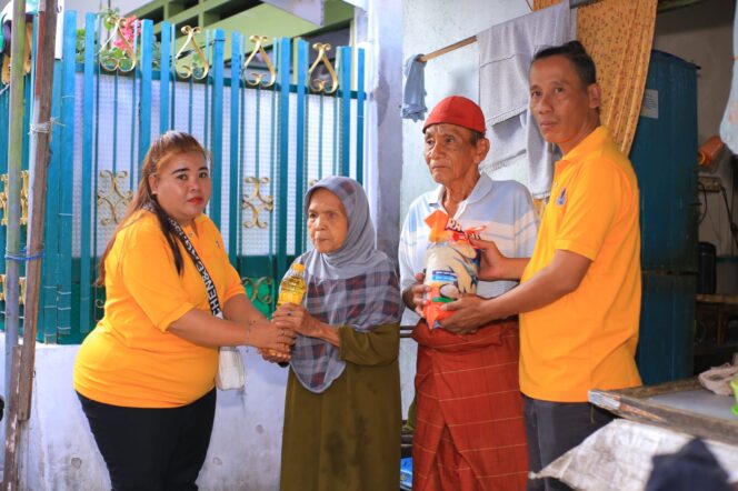 
 Jumat Berkah SINTORA NEWS dan ALDERA NEWS, Salurkan Sembako serta Bantu ODGJ dan Pedagang Kecil di Surabaya