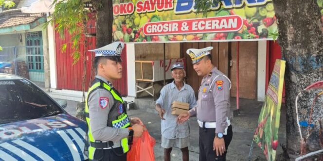 
 Jumat Berkah, Satlantas Polres Ponorogo Bagikan Nasi Gratis Sambil Edukasi Tertib Berlalu Lintas