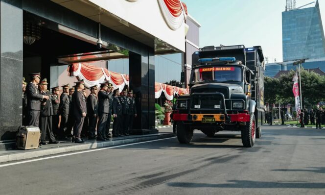 
 Polda Jatim Kirim Bantuan Kemanusiaan ke NTT, Siapkan Dapur Lapangan hingga Tim Trauma Healing