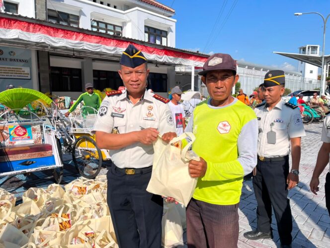 
 Lapas Narkotika Pamekasan Bagikan 125 Paket Bansos untuk Tukang Becak Sambut HUT ke-81 RI