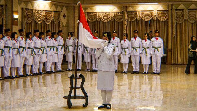 
 Paskibraka Gresik Dikukuhkan, Siap Kibarkan Merah Putih di HUT ke-81 Kemerdekaan RI