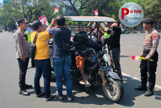 
 Polres Pelabuhan Tanjung Perak Bagikan dan Pasangkan Bendera Merah Putih, Semarak HUT ke-81 RI