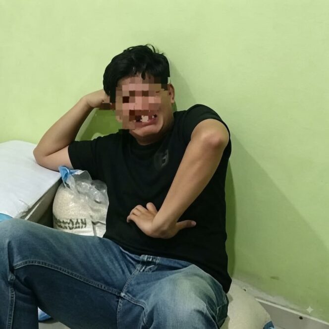 
 Ratusan Warga Kepung Dua Oknum Polisi di Balai Desa Petung, Diduga Minta Uang Puluhan Juta dengan Modus Judi Online