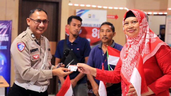 
 Satlantas Polres Gresik Gratiskan Biaya Penerbitan SIM bagi 17 Warga Lahir 17 Agustus