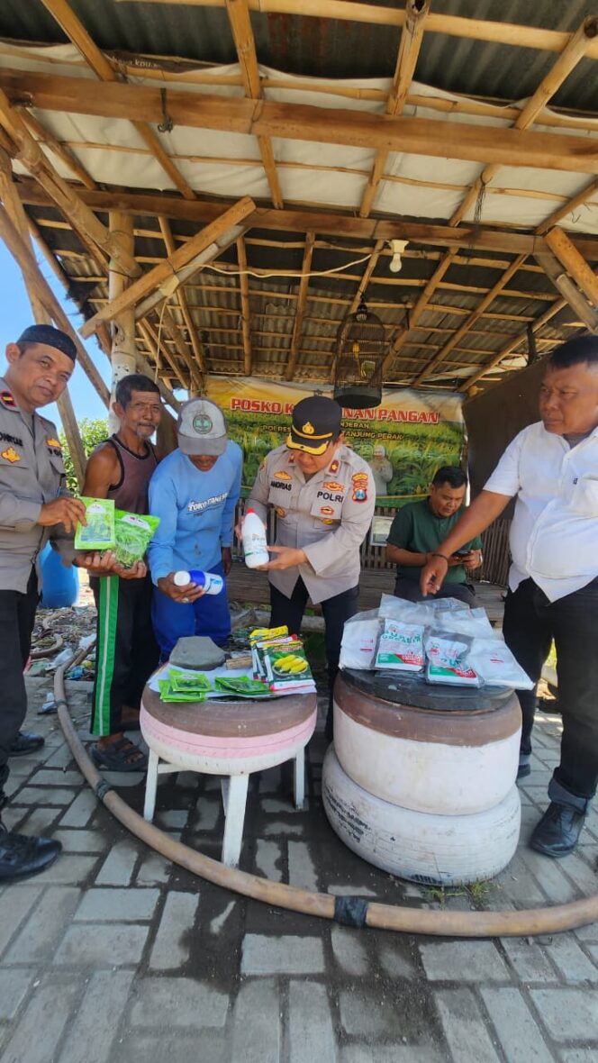 
 Polres Pelabuhan Tanjung Perak Salurkan Bantuan Pertanian untuk Perkuat Ketahanan Pangan di Kenjeran
